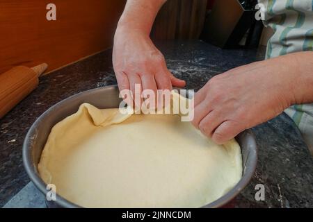 Schwäbische Küche, Zubereitung von Haertsfelder Kartoffelkuchen, Quark in Backform geben, Springform, Kuchenblech, Nudelholz, herzhafter Kuchen, Backen Stockfoto