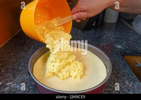 Schwäbische Küche, Zubereitung von Haertsfeld-Kartoffelkuchen, Füllung von Quark-Teigboden mit Kartoffelmischung und Sauerrahm, Backform, Kuchenblech, Springform Stockfoto