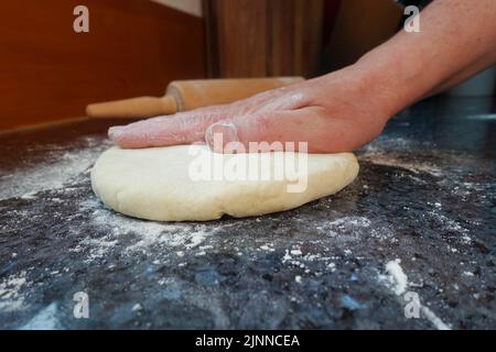 Schwäbische Küche, Zubereitung von Quark für Haertsfelder Kartoffelkuchen, herzhafter Kuchen, Mehl, Backen, aus dem Ofen, herzhaft, vegetarisch, typisch schwäbisch Stockfoto