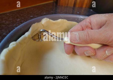 Schwäbische Küche, Zubereitung von Haertsfelder Kartoffelkuchen, Quark mit Teigrad schneiden, Backblech, Kuchenform, Frühlingsform, herzhafter Kuchen, Backen Stockfoto