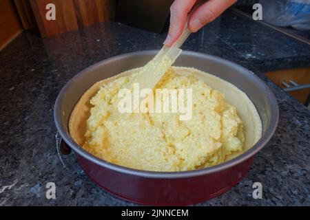 Schwäbische Küche, Zubereitung von Haertsfelder Kartoffelkuchen, Füllung Quark Teigboden mit Kartoffelmischung und Sauerrahm, Backform, Kuchenblech, Springform Stockfoto