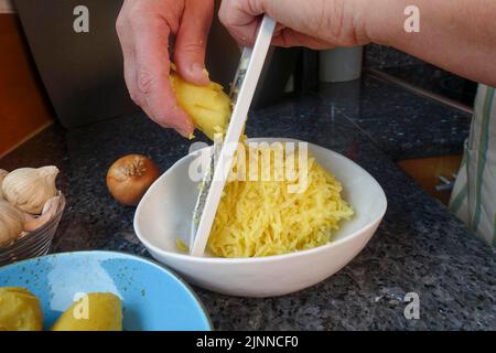 Schwäbische Küche, Kartoffelkuchen Haertsfeld zubereiten, gekochte Kartoffeln reiben, reiben, salziger Kuchen, Backen, Aus dem Ofen, herzhaft, vegetarisch, gesund Stockfoto