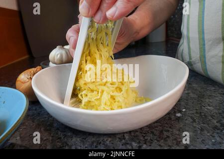 Schwäbische Küche, Kartoffelkuchen Haertsfeld zubereiten, gekochte Kartoffeln reiben, reiben, salziger Kuchen, Backen, Aus dem Ofen, herzhaft, vegetarisch, gesund Stockfoto