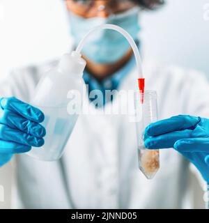 Qualitätskontrolle Inspektor Prüfung Fisch Stockfoto