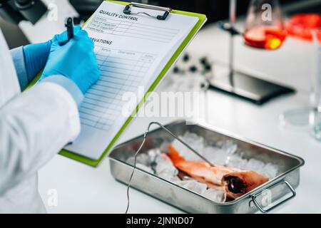 Qualitätskontrolle Inspektor Prüfung Fisch Stockfoto