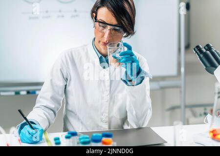 Qualitätskontrolle Inspektor Prüfung Fisch Stockfoto