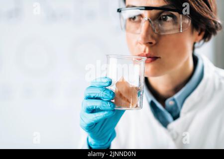 Qualitätskontrolle Inspektor Prüfung Fisch Stockfoto