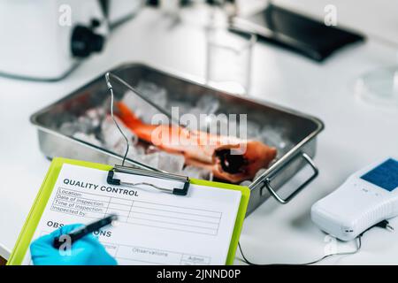 Qualitätskontrolle Inspektor Prüfung Fisch Stockfoto
