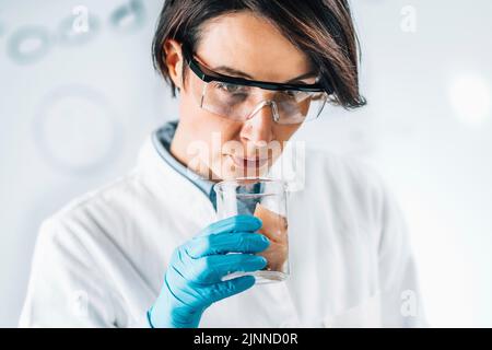 Qualitätskontrolle Inspektor Prüfung Fisch Stockfoto
