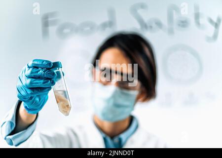 Qualitätskontrolle Inspektor Prüfung Fisch Stockfoto