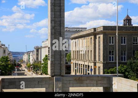 Platz Jean-Baptiste Mathon mit Obelisk und Fußgängerzone Rue de Siam, Brest, Abteilung Finistere Penn-ar-Bed, Region Bretagne Breizh Stockfoto