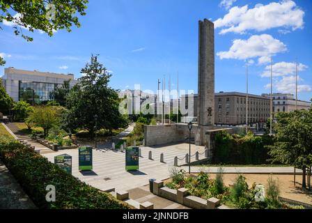 Platz Jean-Baptiste Mathon mit Obelisk und Fußgängerzone Rue de Siam, Brest, Abteilung Finistere Penn-ar-Bed, Region Bretagne Breizh Stockfoto