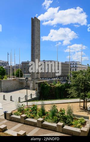 Platz Jean-Baptiste Mathon mit Obelisk und Fußgängerzone Rue de Siam, Brest, Abteilung Finistere Penn-ar-Bed, Region Bretagne Breizh Stockfoto
