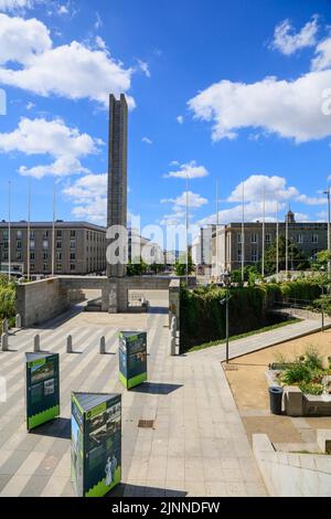 Platz Jean-Baptiste Mathon mit Obelisk und Fußgängerzone Rue de Siam, Brest, Abteilung Finistere Penn-ar-Bed, Region Bretagne Breizh Stockfoto