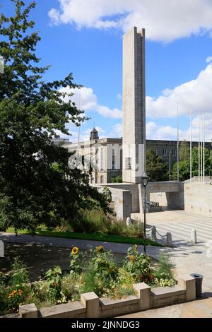 Platz Jean-Baptiste Mathon mit Obelisk und Fußgängerzone Rue de Siam, Brest, Abteilung Finistere Penn-ar-Bed, Region Bretagne Breizh Stockfoto