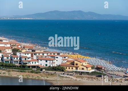 Blick auf das Dorf, Castiglione della Pescaia, beliebter Badeort, Provinz Grosseto, Toskana, Italien Stockfoto