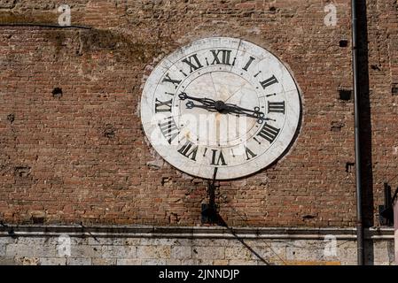 Historische Uhr, Krankenhaus Santa Maria della Scala, Altstadt von Siena, Toskana, I Stockfoto
