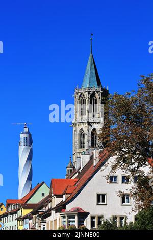 Testturm für Lifte in Rottweil unter wolkenlosem blauem Himmel. Rottweil, Freiburg, Baden-Württemberg, Deutschland Stockfoto