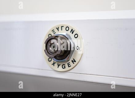 Typische Ansicht einer Sauerstoffbuchse, die in griechischer Sprache übersetzt wurde, in einem griechischen Krankenhauszimmer. Stockfoto