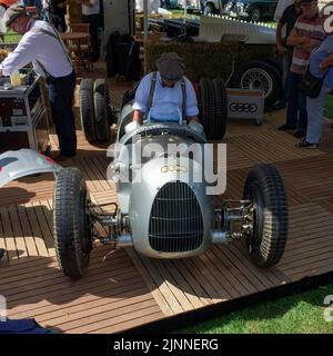 Der Automechaniker von Audi Tradition bereitet den historischen Rennwagen der Auto Union auf die Autorennausstellung der Classic Days, Schloss Dyck, Nord, vor Stockfoto