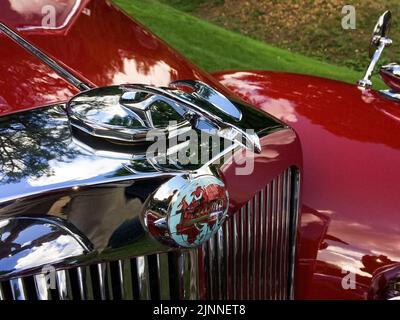 Kühlerfigur und klassisches Logo mit Weltkarte und Schriftzug Triumph des historischen Klassikers Triumph 1800 Roadster, Classic Days, Schloss Stockfoto