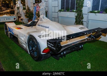 Historischer Rennwagen BMW V12 LMR Le Mans für 24h 24-Stunden-Rennen 90s 1999 mit Regenreifen, Messe Techno Classica, Essen, Nordrhein-Westfalen Stockfoto