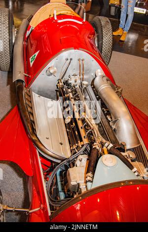 Blick in den Motorraum des historischen italienischen Rennwagens Alfa Romeo GP Tipo 158 Albetta erster formeller Sieger 1 1950 50s, Messe Techno Classica Stockfoto