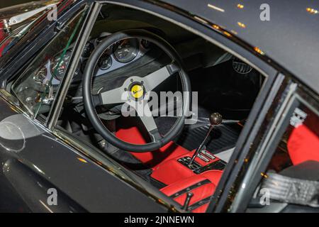 Blick in den Innenraum des Ferrari Dino aus dem Jahr 60s 70s mit Lenkrad und Schalthebel, Messe Techno Classica, Essen, Nord Stockfoto
