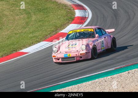 Historischer Rennwagen Porsche 911 Carrera RS mit historischer Designfarbe Sau beim Autorennen für Oldtimer Youngtimer Oldtimer Oldtimer Oldtimer-Oldtimer-Oldtimer-Oldtimer-Rennen 24-Stunden-Rennen 24h Stockfoto