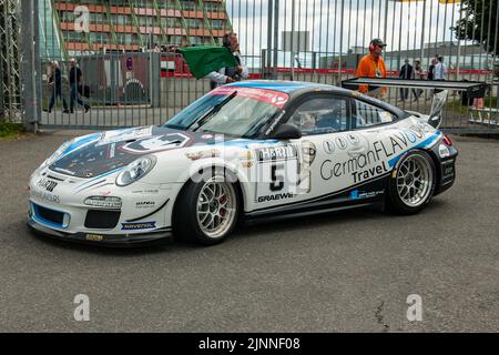 Rennwagen Porsche 911 997 GT3 Cup sieht grüne Flagge für Ausfahrt auf Rennstrecke, Nürburgring, Nürnberg, Rheinland-Pfalz, Deutschland Stockfoto