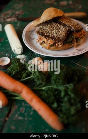 Veganer Tofu-Burger mit Sesamsamen, Karotten, Ingwer, Petersilie und Salz Stockfoto
