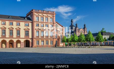 Nordflügel des Residenzpalastes am Ehrenhof mit Jesuitenkirche, Mannheim, Rhein, Neckar, Baden-Württemberg, Südwest-Deutschland, Deutschland Stockfoto