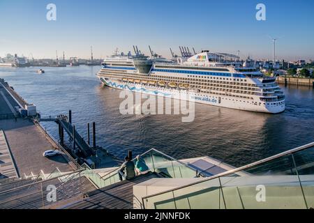 Das Schiff AIDAsol vor dem Kreuzfahrtterminal Altona an der Elbe im Hafen von Hamburg, Hamburg, Land Hamburg, Norddeutschland, Deutschland Stockfoto