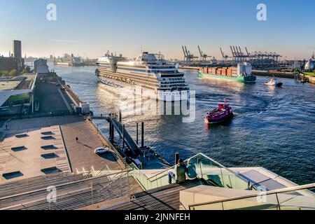 Das Schiff AIDAsol vor dem Kreuzfahrtterminal Altona an der Elbe im Hafen von Hamburg, Hamburg, Land Hamburg, Norddeutschland, Deutschland Stockfoto