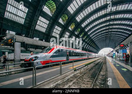 Hauptbahnhof, Statione Centrale mit Hochgeschwindigkeitszug, Mailand, Lombardei, Norditalien, Italien Stockfoto