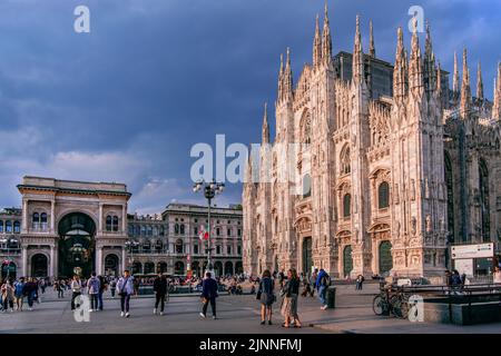 Piazza del Duomo, Domplatz mit Kathedrale und Galleria Vittorio Emanuele II in der Abendsonne, Mailand, Lombardei, Norditalien, Italien Stockfoto