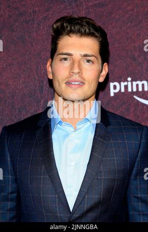 12. Dezember 2021, Los Angeles, Kalifornien, USA: LOS ANGELES - 12. DEZEMBER: Gregg Sulkin bei der LA-Premiere der Tender Bar im TCL Chinese Theatre IMAX am 12. Dezember 2021 in Los Angeles, CA (Bildquelle: © Nina Prommer/ZUMA Press Wire) Stockfoto