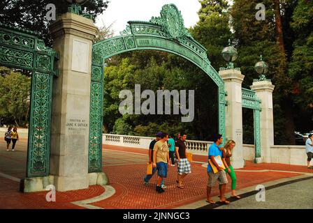 Eine Gruppe von Studenten geht durch die historischen Sather Gates, ein- und Ausgang auf dem Campus der University of California Berkeley Stockfoto