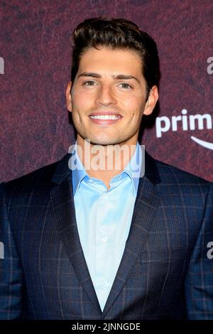 12. Dezember 2021, Los Angeles, Kalifornien, USA: LOS ANGELES - 12. DEZEMBER: Gregg Sulkin bei der LA-Premiere der Tender Bar im TCL Chinese Theatre IMAX am 12. Dezember 2021 in Los Angeles, CA (Bildquelle: © Nina Prommer/ZUMA Press Wire) Stockfoto