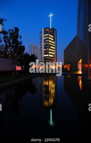 Die Lichter der Crystal Cathedral in Garden Grove in der Nähe von Anaheim, Kalifornien, werden in der Dämmerung beleuchtet und spiegeln sich im Wasser auf dem Grundstück wider Stockfoto