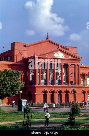 High Court in Bengaluru Bangalore, Karnataka, Südindien, Indien, Asien. Korinthische Säulen in gotischer Architektur Stockfoto