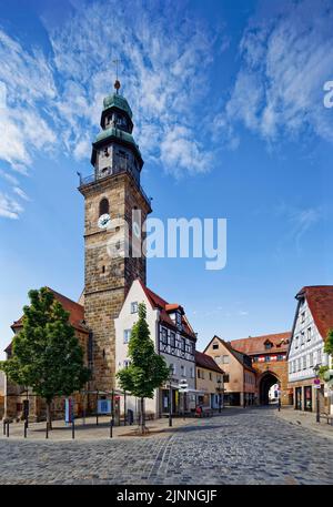 Kirchturm, Glockenturm, Turmuhr, Johanniskirche, Nürnberger Tor rechts, Fachwerkhäuser, Straße mit Kopfsteinpflaster, Zentrum von Lauf Stockfoto