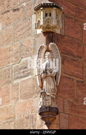 Hausschild, Wandkonsole mit aus Sandstein gehauenem Gebetsengel, darüber gotischer Figurenhimmel, Skulptur am Nassauer Haus, rekonstruiert, am Stockfoto