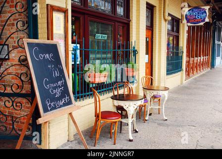 Ein Café im historischen Viertel von Pensacola serviert Beignets und Kaffee und ist im europäischen Stil gestaltet und bietet ein charmantes Essen im Freien Stockfoto