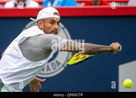 Montreal, Kanada. 12. August 2022. Nick Kyrgios aus Australien gibt den Ball während des Viertelfinalmatches der Männer zwischen Nick Kyrgios aus Australien und Hubert Hurkacz aus Polen beim Tennisturnier der National Bank Open 2022 im IGA Stadium in Montreal, Kanada, am 12. August 2022 zurück. Quelle: Andrew Soong/Xinhua/Alamy Live News Stockfoto
