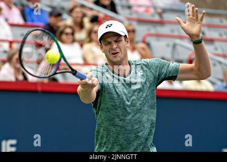 Montreal, Kanada. 12. August 2022. Hubert Hurkacz aus Polen gibt den Ball während des Viertelfinalmatches der Männer zwischen Nick Kyrgios aus Australien und Hubert Hurkacz aus Polen beim Tennisturnier der National Bank Open 2022 im IGA Stadium in Montreal, Kanada, am 12. August 2022 zurück. Quelle: Andrew Soong/Xinhua/Alamy Live News Stockfoto