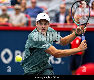 Montreal, Kanada. 12. August 2022. Hubert Hurkacz aus Polen gibt den Ball während des Viertelfinalmatches der Männer zwischen Nick Kyrgios aus Australien und Hubert Hurkacz aus Polen beim Tennisturnier der National Bank Open 2022 im IGA Stadium in Montreal, Kanada, am 12. August 2022 zurück. Quelle: Andrew Soong/Xinhua/Alamy Live News Stockfoto