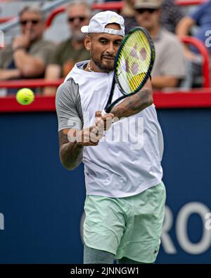 Montreal, Kanada. 12. August 2022. Nick Kyrgios aus Australien gibt den Ball während des Viertelfinalmatches der Männer zwischen Nick Kyrgios aus Australien und Hubert Hurkacz aus Polen beim Tennisturnier der National Bank Open 2022 im IGA Stadium in Montreal, Kanada, am 12. August 2022 zurück. Quelle: Andrew Soong/Xinhua/Alamy Live News Stockfoto