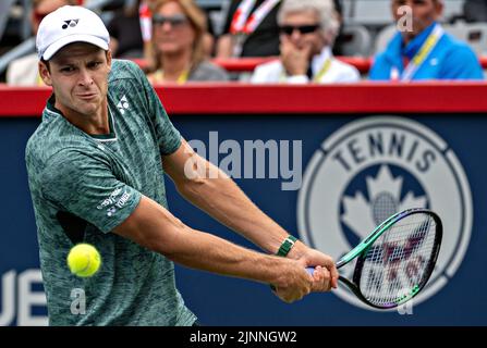 Montreal, Kanada. 12. August 2022. Hubert Hurkacz aus Polen gibt den Ball während des Viertelfinalmatches der Männer zwischen Nick Kyrgios aus Australien und Hubert Hurkacz aus Polen beim Tennisturnier der National Bank Open 2022 im IGA Stadium in Montreal, Kanada, am 12. August 2022 zurück. Quelle: Andrew Soong/Xinhua/Alamy Live News Stockfoto