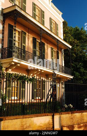 Das Edmond Alston House in Charleston, South Carolina, ist ein schönes Beispiel für die Architektur der Vorkriegsgeschichte Stockfoto